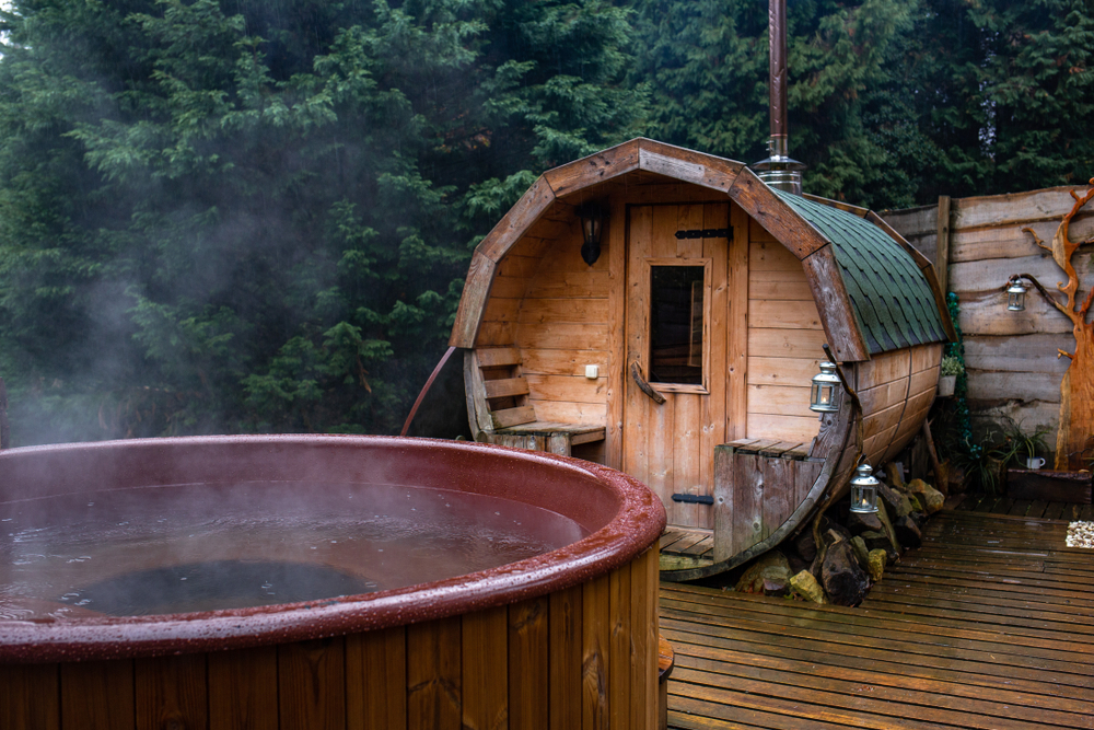 Modern,Wooden,Hot,Tub,With,Wooden,Sauna,In,Outdoor,Spa